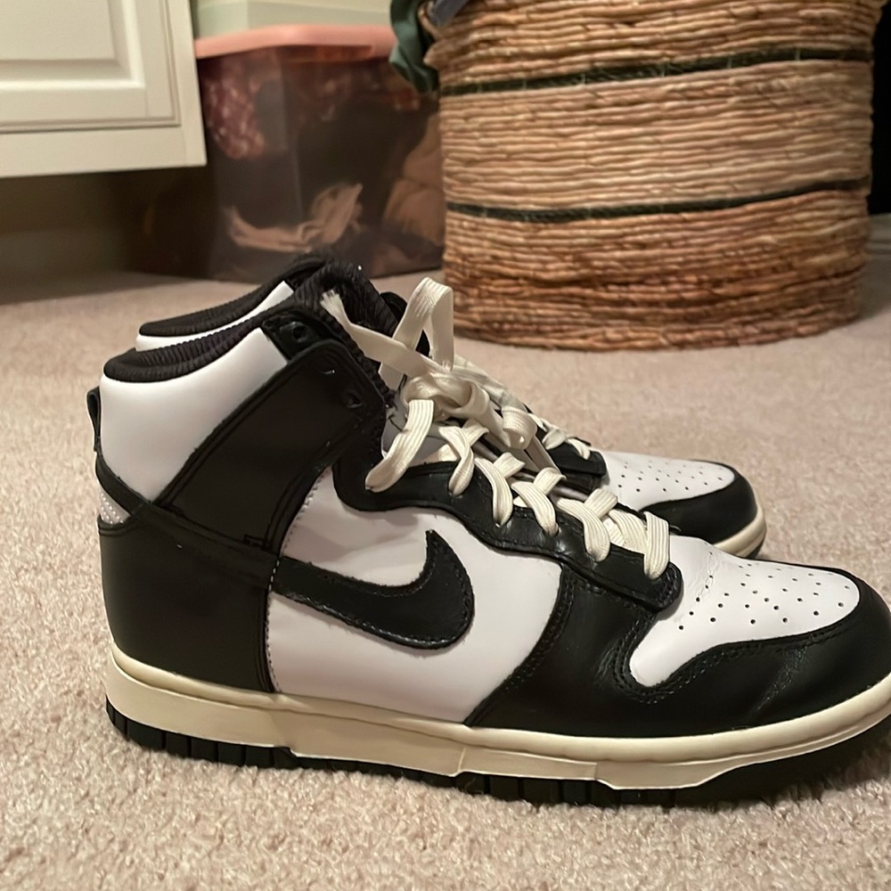 Nike high top
Like new, never wore them
